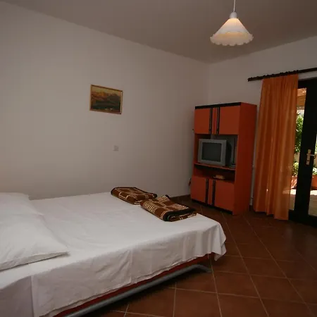 Apartments By The Sea Mandre, Pag - 523 Апартаменты Колан