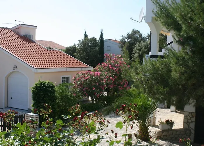 Apartments By The Sea Mandre, Pag - 523 Apartment Kolan